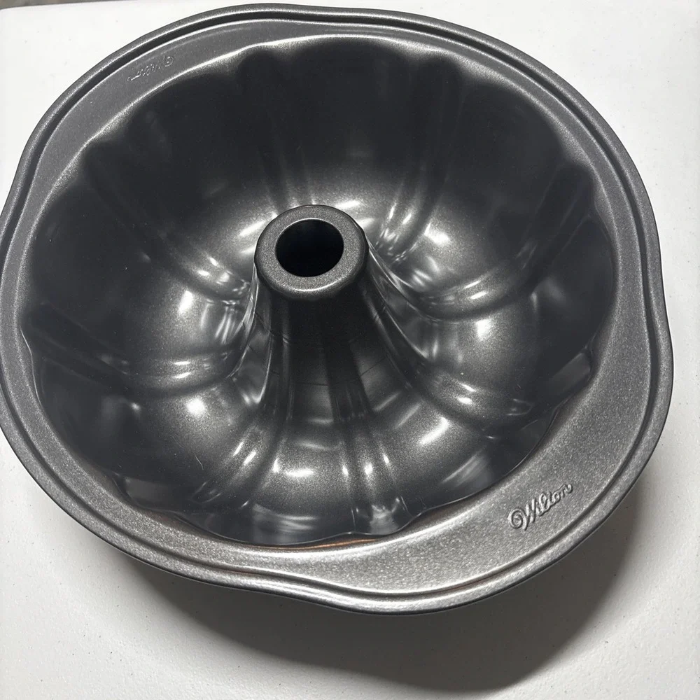 Wilton Perfect Results Premium Non-Stick 9.51-Inch Fluted Tube Pan Brand New